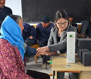 华体(中国)志愿者服务队义务为老人查体